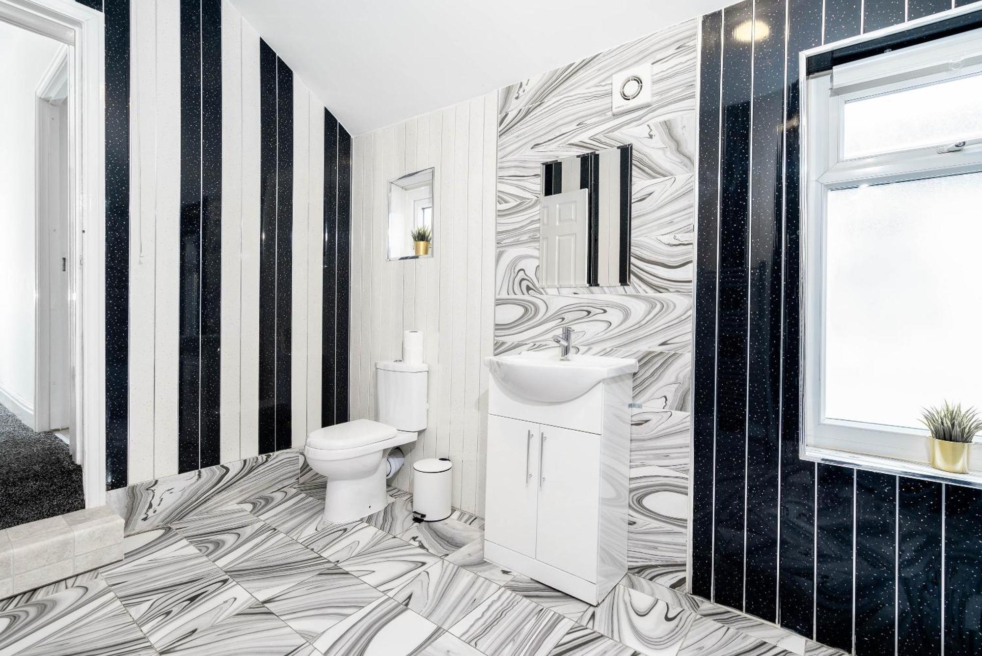 Five Bedroom Townhouse - Near City Centre - Edgbaston - On Street Parking - Wifi - Netflix - 974P バーミンガム エクステリア 写真